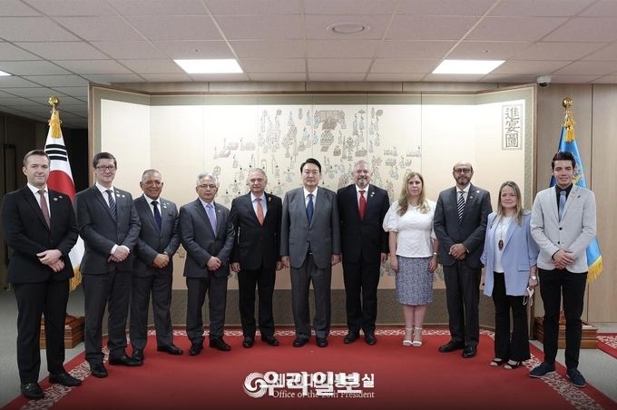 윤석열 대통령은 중남미 10개국 장·차관 단체접견을 가졌다.ⓒ 대통령실 제공