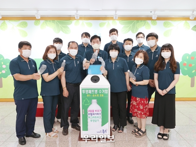 충주시 자원순환과 직원들이 매주 금요일마다 투명페트병 재활용 소재로 만든 티셔츠를 착용하고 근무하고 있다.(사진=충주시청)