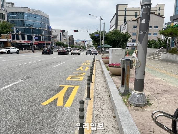 충주시가 주·정차 금지지역 127개소에 대해 문자 도색공사를 진행했다.(사진=충주시청)
