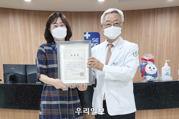 부천세종병원 한성숙 행정지원부장(왼쪽)이 부천세종병원 이명묵 원장(오른쪽)과 표창 수여식 후 기념촬영을 하고 있다. ⓒ부천세종병원