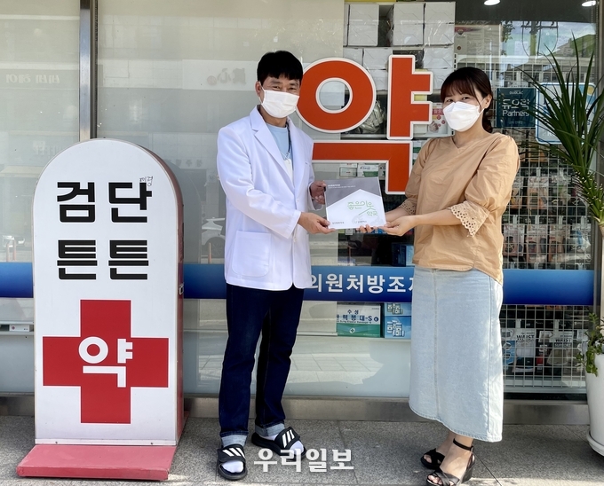 김미주 굿네이버스 인천서부지부장(오른쪽)이 윤서영 검단튼튼약국 대표(왼쪽)에게 현판을 전달하고 있다.(사진=굿네이버스 인천서부지부)
