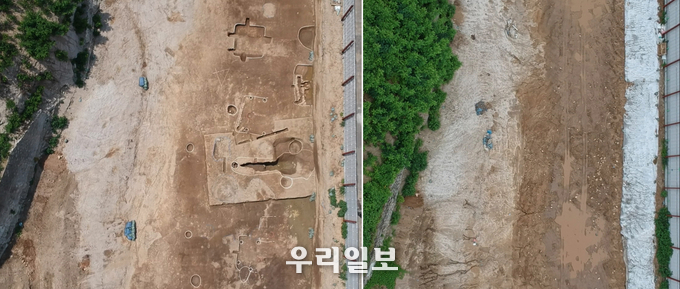 7월 14일 춘천시 기와집골 포스코아파트 부지 발굴현장에서 기 발굴되어 보존중인 반지하 움집 등 매장문화재 유구 위로 굴삭기가 운행된 사실이 확인됐다.ⓒ 중도본부 제공