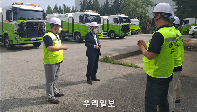 김재수 평택도시공사 사장이 신규 수탁사업인 도로 분진흡입차량 차고지를 방문 안전조회 실시 ⓒ 평택도시공사 제공