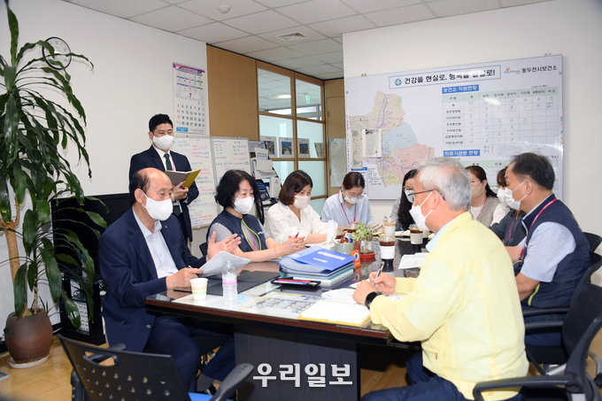 박형덕 동두천시장은 시 보건소를 방문해 코로나19 방역 대응체계를 점검하고 직원들을 격려했다. ⓒ 동두천시 제공