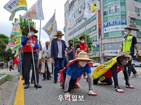 기어가기 시위 1일째(지난 18일)