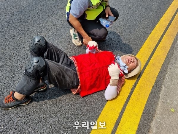 기어가기 시위 1일째(지난 19일)