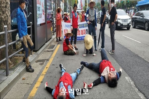 기어가기 시위 6일째(지난 23일)-탈진하여 쓰러짐 모습
