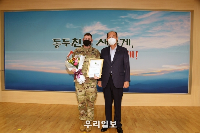 박형덕 동두천 시장이 ,미2사단 210포병여단 여단장(Germann, Wade)에게 동두천시 명예시민증서와 표창장을 수여 ⓒ 동두천시청 제공