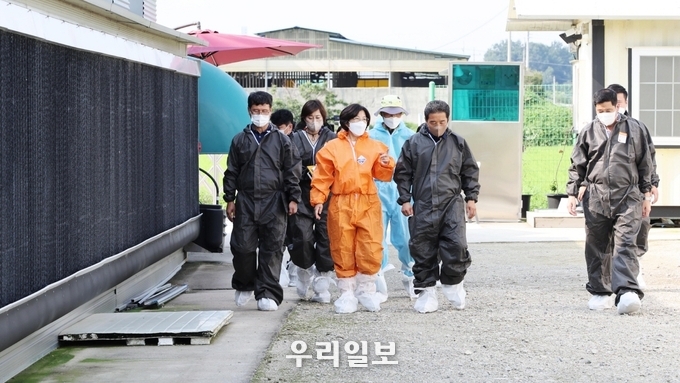 김보라 안성시장이 관내 양계 농장을 방문해 폭염·폭우 피해 예방시설 등을 점검 하고 축산농가의 어려움을 청취하고 있다. ⓒ 안성시청 제공
