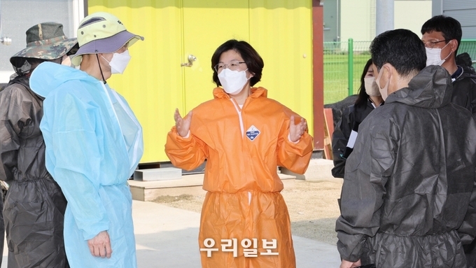 김보라 안성시장이 관내 양계 농장을 방문해 폭염·폭우 피해 예방시설 등을 점검 하고 축산농가의 어려움을 청취하고 있다. ⓒ 안성시청 제공