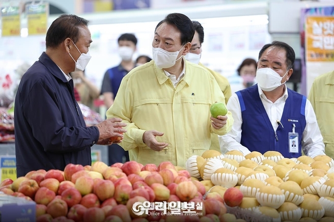  윤석열 대통령은 양재 하나로마트를 방문해 제5차 비상경제민생회의를 주재하고, 농축산물 수급·물가 동향 점검을 했다. ⓒ 대통령실 제공