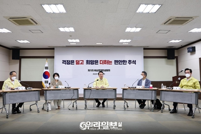  윤석열 대통령은 양재 하나로마트를 방문해 제5차 비상경제민생회의를 주재하고, 농축산물 수급·물가 동향 점검을 했다. ⓒ 대통령실 제공