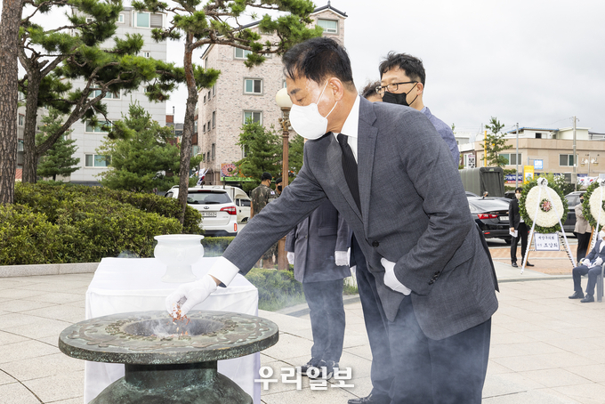 윤환 계양구청장이 제77주년 광복절을 맞아 ‘황어장터 3.1만세운동 기념탑’을 찾아 참배하고 있다.ⓒ계양구청