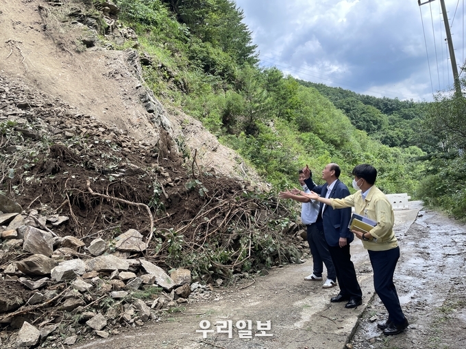 박형덕 동두천 시장, 집중호우 사면붕괴 피해현장 신속 점검. ⓒ 동두천시청 제공