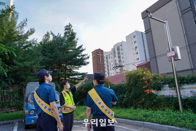 작은별 공영주차장 내 방범용 CCTV 점검 중인 모습 ⓒ부천도시공사