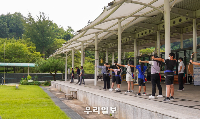 부천종합운동장 내 궁도장 사대에서 궁도 체험 중인 모습 ⓒ부천도시공사