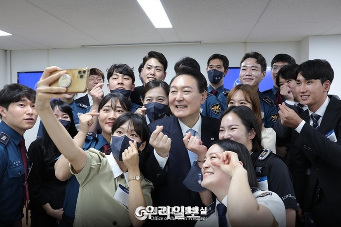 8월 19일 윤석열 대통령은 충주 중앙경찰학교에서 2030세대 청년경찰관들과 간담회를 가졌습니다. ⓒ 대통령실 제공