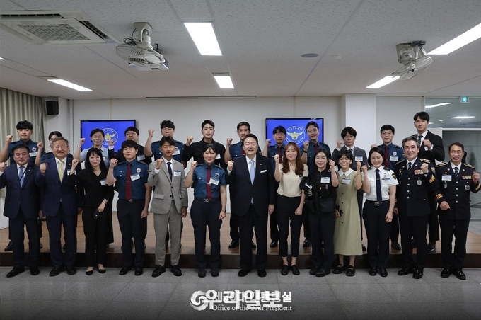 8월 19일 윤석열 대통령은 충주 중앙경찰학교에서 2030세대 청년경찰관들과 간담회를 가졌습니다. ⓒ 대통령실 제공