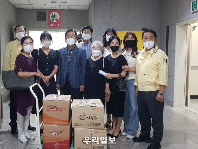충주시 직능단체가 현재 전국적으로 실시되고 있는 올해 을지연습 근무자들을 격려했다.(사진=충주시청)