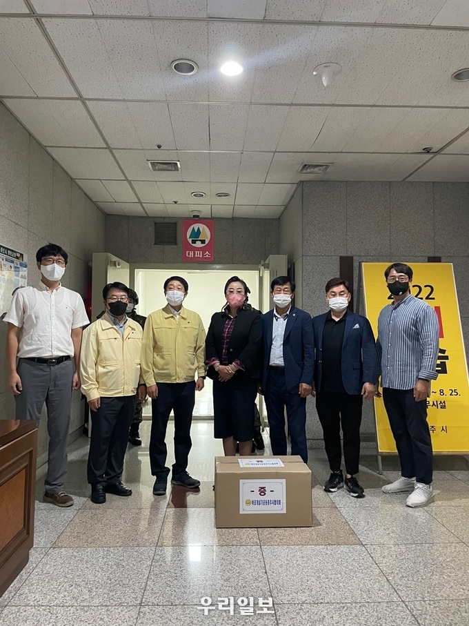 충주시 직능단체가 현재 전국적으로 실시되고 있는 올해 을지연습 근무자들을 격려했다.(사진=충주시청)