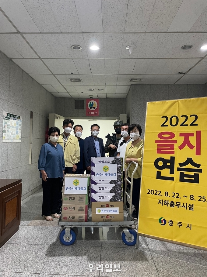 충주시 직능단체가 현재 전국적으로 실시되고 있는 올해 을지연습 근무자들을 격려했다.(사진=충주시청)