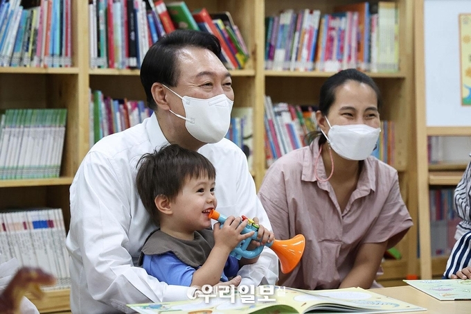 8월 30일 윤석열 대통령은 구로구 가족센터를 방문해 간담회를 가졌습니다. ⓒ 대통령실 제공