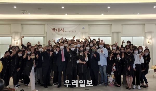 지난 8월 30일 천안시 AKA설레임실에서 충남산업재해 장애인협회와 케이뷰티인터네셔널협회 관계자들이 봉사단 발대식 및 봉사자 표창 수여식을 마치고 기념촬영을 하고 있다.