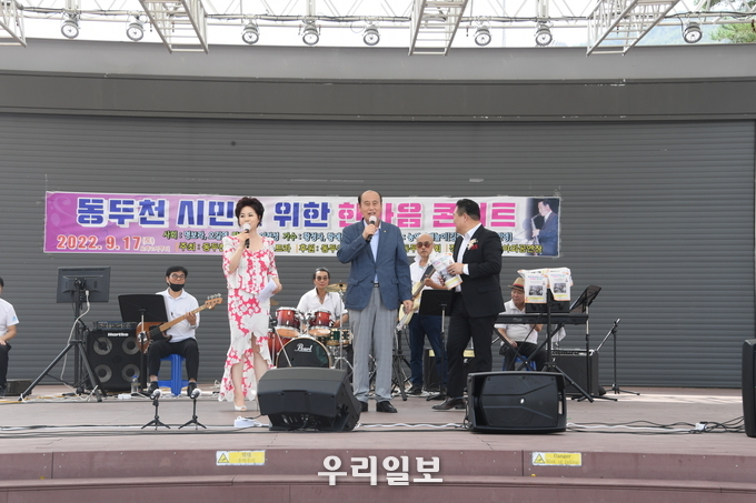 박형덕 시장이, 동두천실버팝오케스트라, 동두천시민을 위한 한마음 콘서트 개최에 축사를 하고 있다. ⓒ 동두천시청 제공