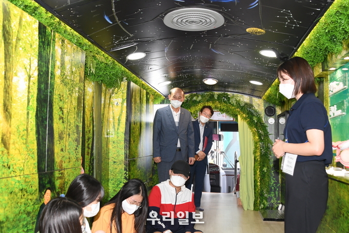박형덕 동두천 시장이, 제9회 동두천시 청소년 진로박람회 “JOB多한 페스티벌” 을 둘러보고 있다. ⓒ 동두천시청 제공