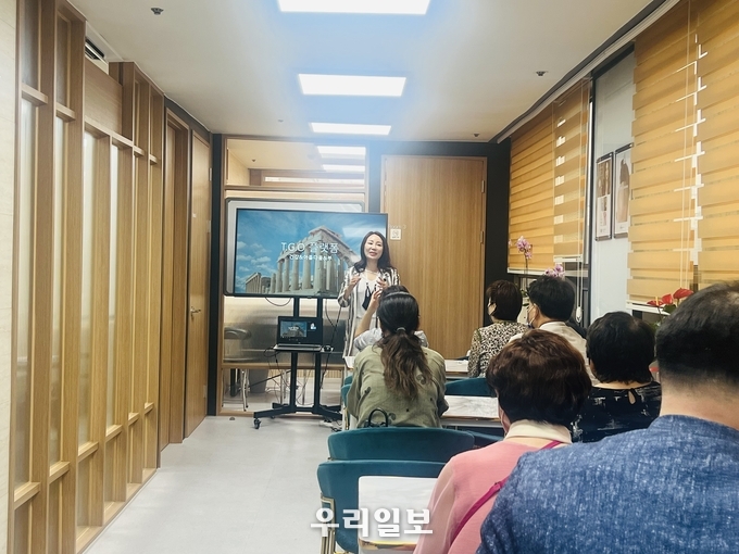 TGO플랫폼 서울센터 권은정 대표가 건강한 치아보호에 관한 강의를 하고 있다.