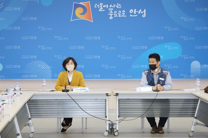 공무원노사문화 우수행정기관 인증(지난 3월 2022년 상반기 노사간담회 진행모습 ⓒ 안성시청 제공