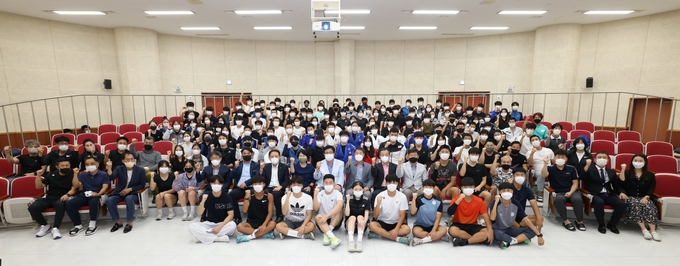 도성훈 교육감이, 제103회 전국체육대회 고등부 참가 학생선수 격려하며 기념촬영을 하고있다. ⓒ 인천시교육청 제공 