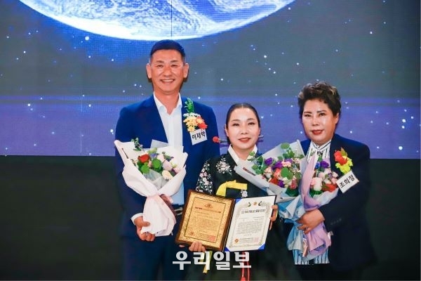 지난 23일 강남 학동역 호텔 엘리에나 5층 그랜드볼룸서 개최된 제5회 한국을 빛낸 '글로벌 100인大賞' 시상식에서 국악인 김문숙 (사)한국문화예술전승연합회 충남회장(가운데)가 'K-한류전통예술문화발전대상' 수상받고 있다.