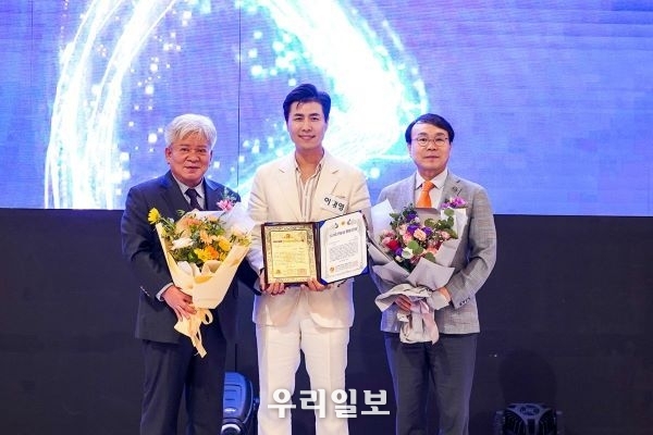 지난 23일 강남 학동역 호텔 엘리에나 5층 그랜드볼룸서 개최된 2022 제5회 한국을 빛낸 '글로벌 100인大賞' 시상식에 이대영 대표 Billigo(가운데)가 '대한민국 신개념혁신발전 대상'을 수상받고 있다.