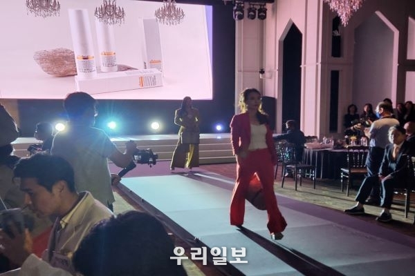 지난 23일 주식회사 알페라츠(대표 박혜선)가 진행하는 오프닝 브랜드 쇼를 강남 학동역 호텔 엘리에나 5층 그랜드볼룸에서 개최된 제5회 한국을 빛낸 '글로벌 100인大賞' 시상식에서 진행하고 있다.