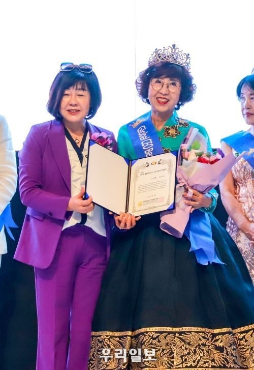 지난 23일 제14회 글로벌비즈니스 CEO퀸앤킹 선발대회에서 윤영숙 CEO 파란꿈공동체 대표(가운데)가 영광의 'CEO 진' 수상을 받고 있다.