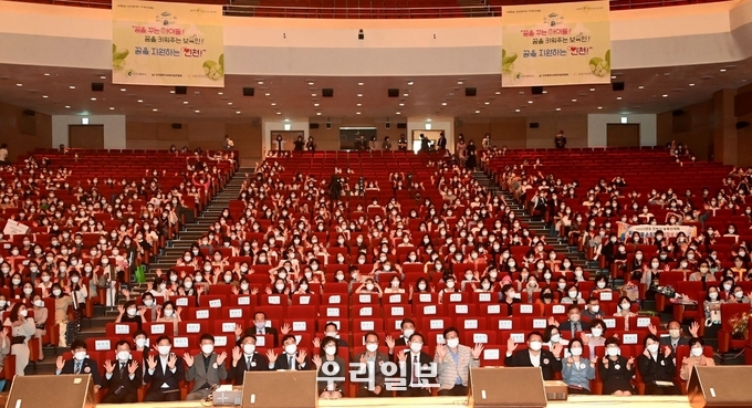 유정복 인천광역시장이 30일 송도 글로벌캠퍼스 대강당에서 열린 '제16회 인천광역시 보육인대회'에서 참석자들과 기념촬영을 하고 있다.ⓒ 인천시청 제공