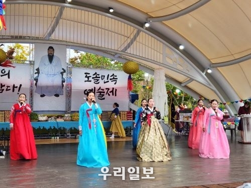 김문숙 외 5명의 명창들이 민요에서 부터 창작형식 민요까지 선보여 박수 갈채를 받았다. 