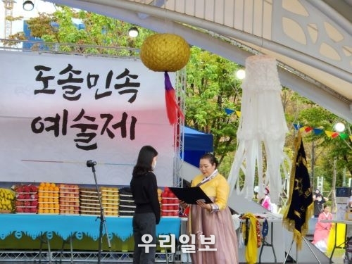 박혜주 이사장이 호서대 식품제약공학부 임경민 학생에게 장학금 수여하고 있다. 