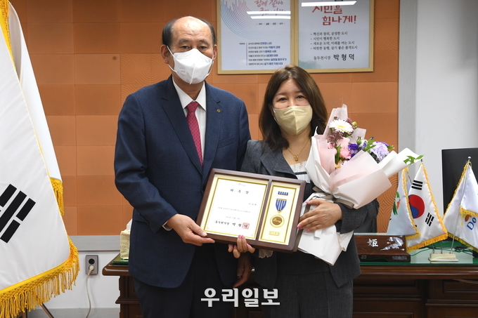 동두천시 10월 「1일 명예시장」에 이선희 미용협회 동두천시지부장 위촉하고 있다. ⓒ 동두천시청 제공