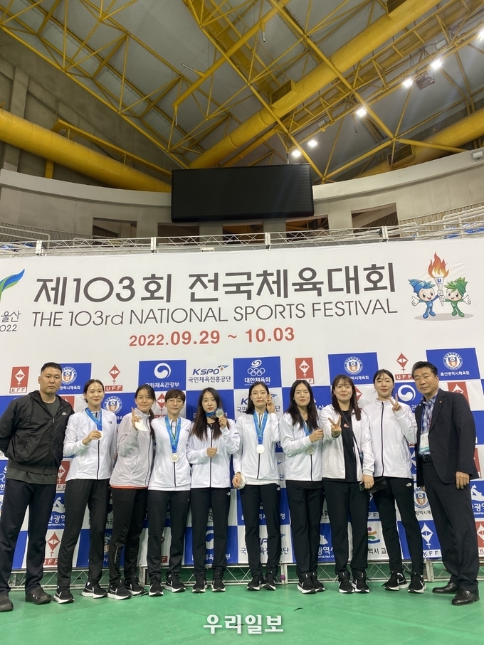 인천 중구청 펜싱팀 제103회 전국체육대회 단체전 은메달 획득 후 기념촬영 ⓒ 중구청 제공
