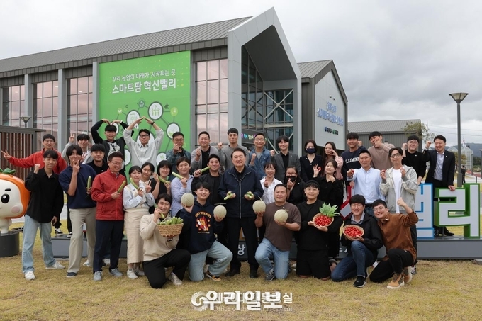 윤석열 대통령은 경상북도 상주시 스마트팜혁신밸리를 방문해 제9차 비상경제민생회의를 주재했다. ⓒ 대통령실 제공