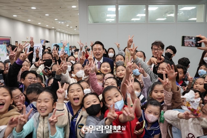 윤석열 대통령은 제103회 전국체육대회 개회식에 참석해 이이들과 함께하고 있다. ⓒ 대통령실 제공