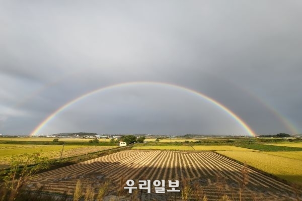 10월 10일 오후 5시경 천안-논산간 고속도로에 논산평야를 수놓은 쌍무지개가 나타났습니다.