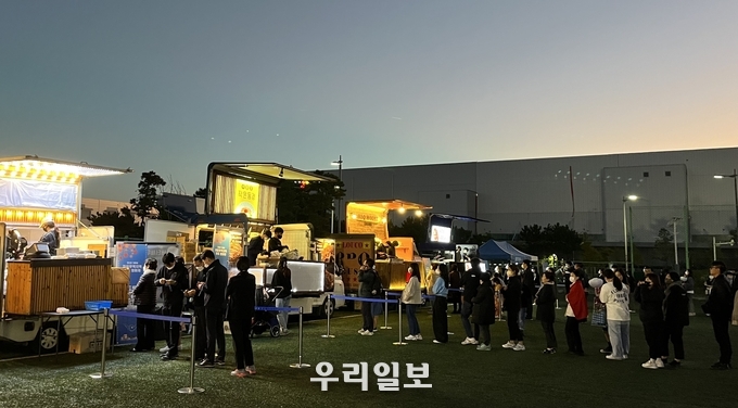 지난 7일 저녁 인천공항 제1물류단지 체육공원에서 열린 ‘인천공항 자유무역지역 가족 초청 가을밤 영화제’에서 물류기업 종사자와 가족들이 행사장에 마련된 푸드트럭에서 식사를 주문하고 있다. ⓒ 인천국제공항공사 제공