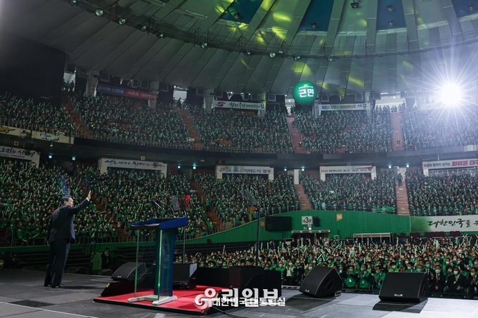윤석열 대통령은 2022 전국새마을지도자대회에 참석해 새마을 지도자들에게 손을 흔들어 보이고 있다. ⓒ 대통령실 제공