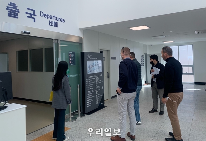 실버시 크루즈 선사 관계자들이 현장을 둘러보고 있다. ⓒ 인천항만공사 제공