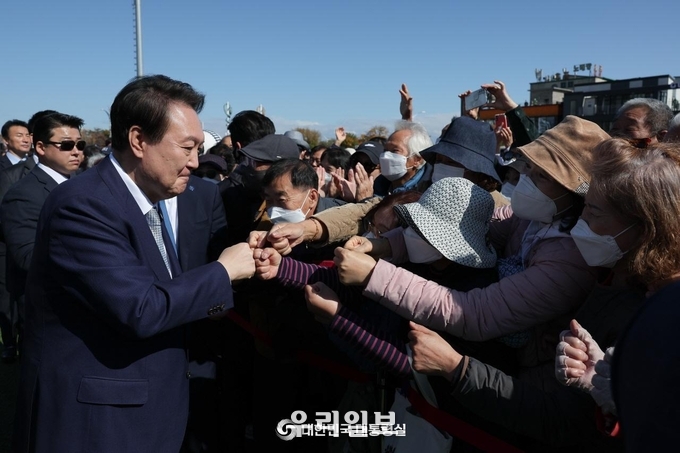 윤석열 대통령은 춘천~속초 철도건설사업 착공 기념식에 참석한 주민들과 주먹악수를 하고있다. ⓒ 대통령실 제공
