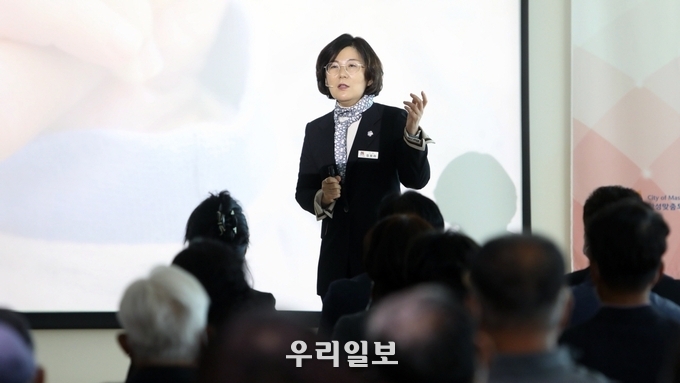 안성2동 정책공감토크2를 하고있다. ⓒ 안성시청 전경