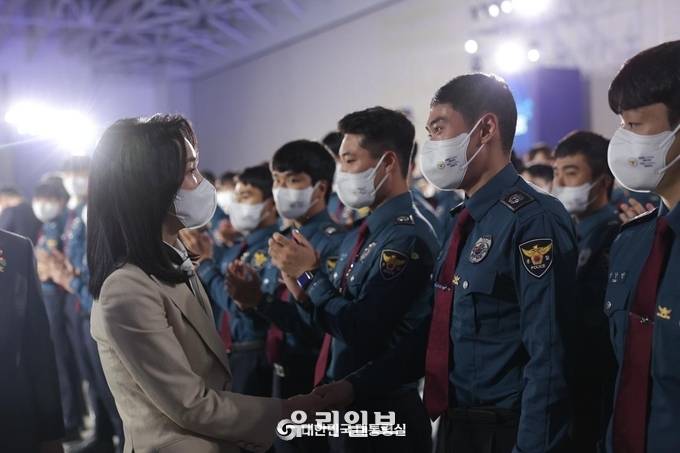 김건희 여사가 제77주년 경찰의 날 기념식에 참석해 경찰관들을 격려하고 있다 ⓒ 대통령실 제공